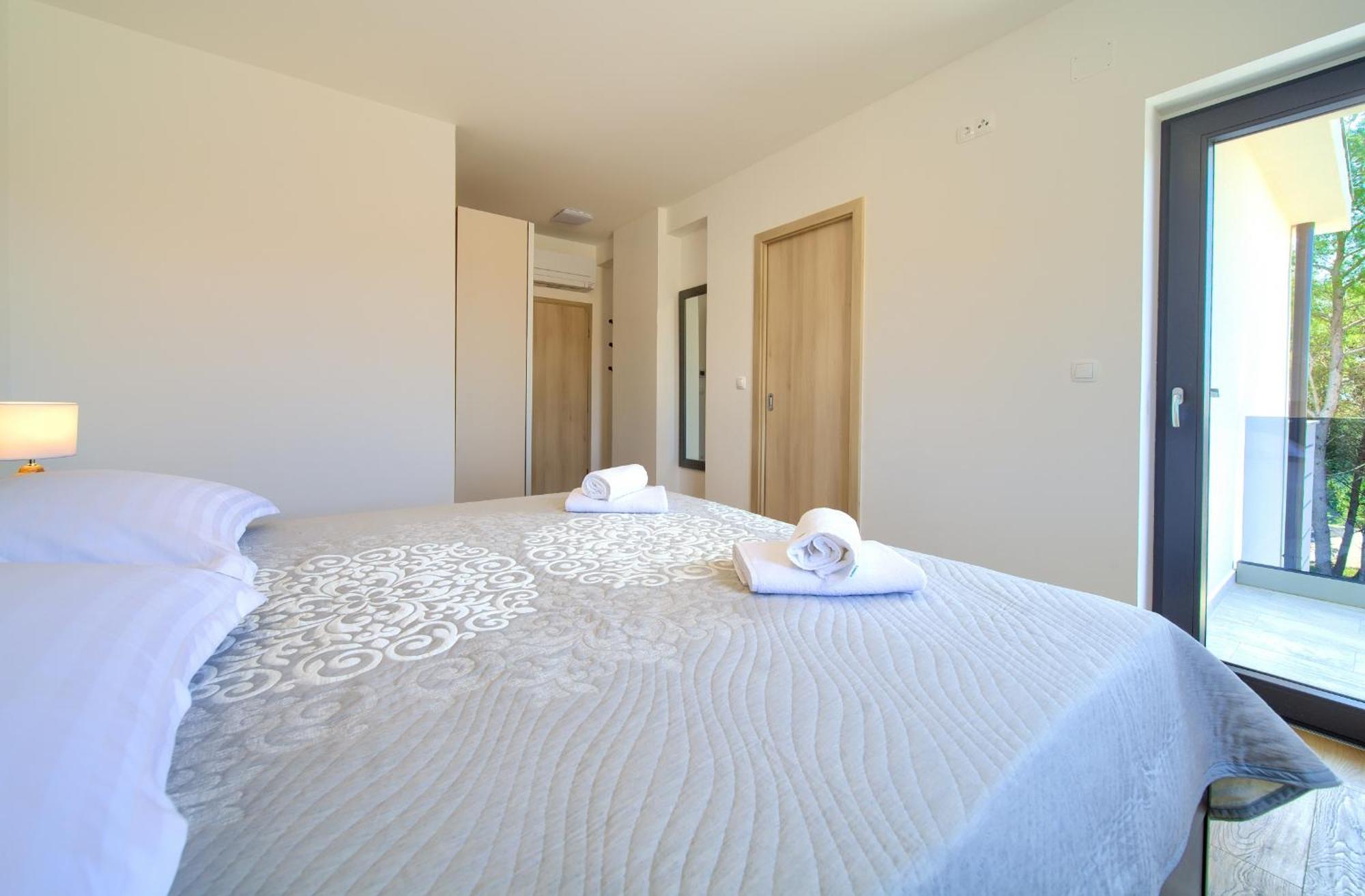 Apartments Paola & Karla With Pool Krk Town Quarto foto