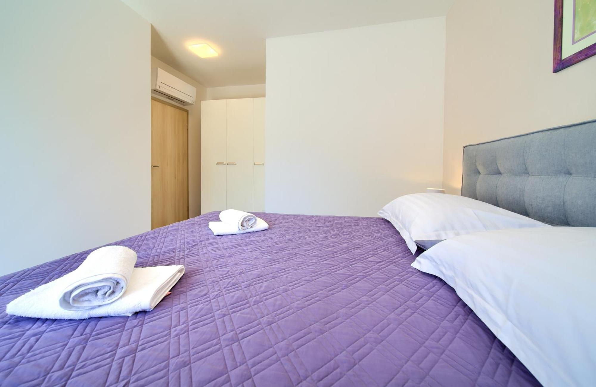 Apartments Paola & Karla With Pool Krk Town Quarto foto